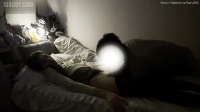 台湾长腿大屌清纯除毛师CD「小弟妹」FO露脸大尺度性爱私拍 晚上偷偷爬上健身教练的床上吃鸡巴被反抓后入操的菊花都松了